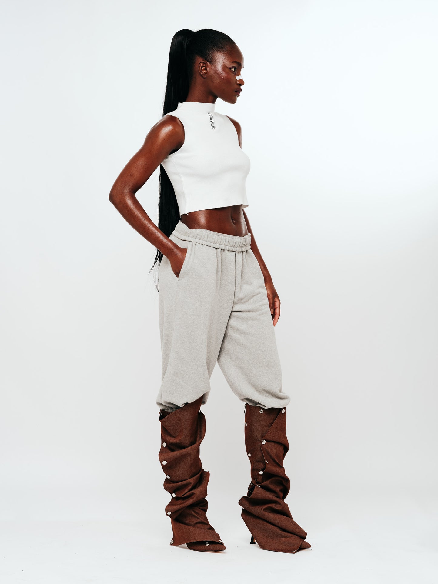 WHITE "MINIMAL" SLEEVELESS LOGO TOP